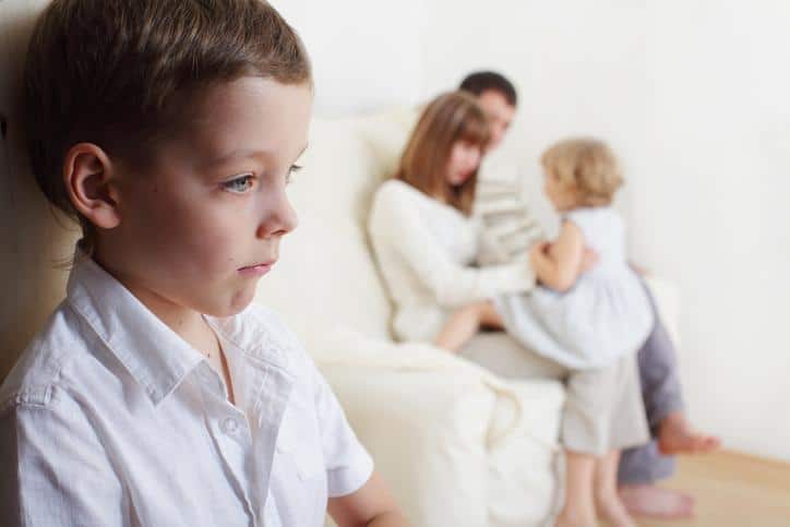 10 consejos para ayudar a los niños a gestionar los celos